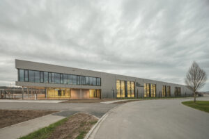 SMW Factory Airport Meckenbeuren – Außenansicht des Produktionsgebäudes