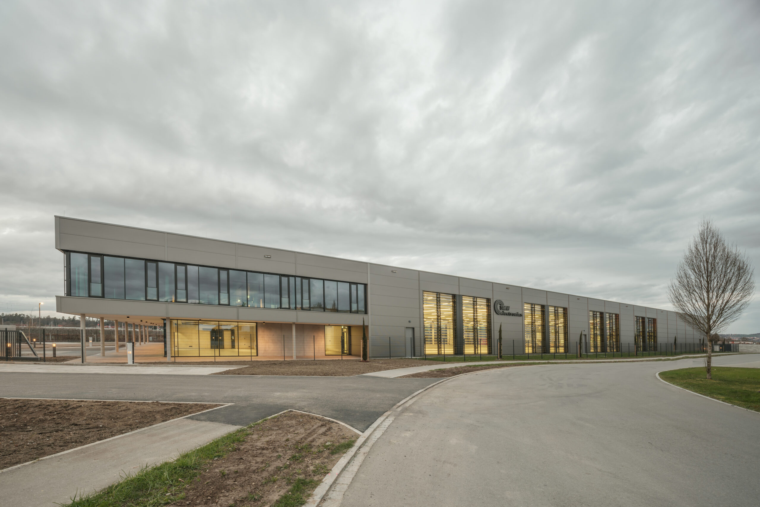 SMW Factory Airport Meckenbeuren – Außenansicht des Produktionsgebäudes