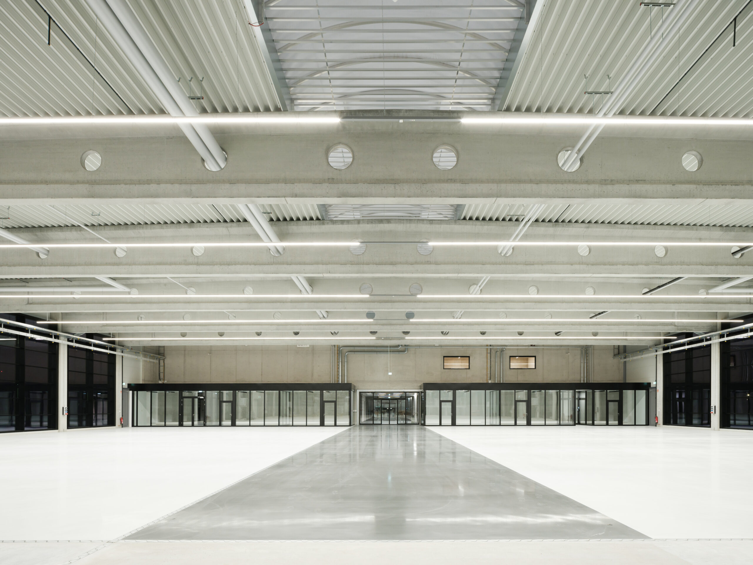 SMW Factory Airport Meckenbeuren – helle Produktionshalle mit Tragwerk