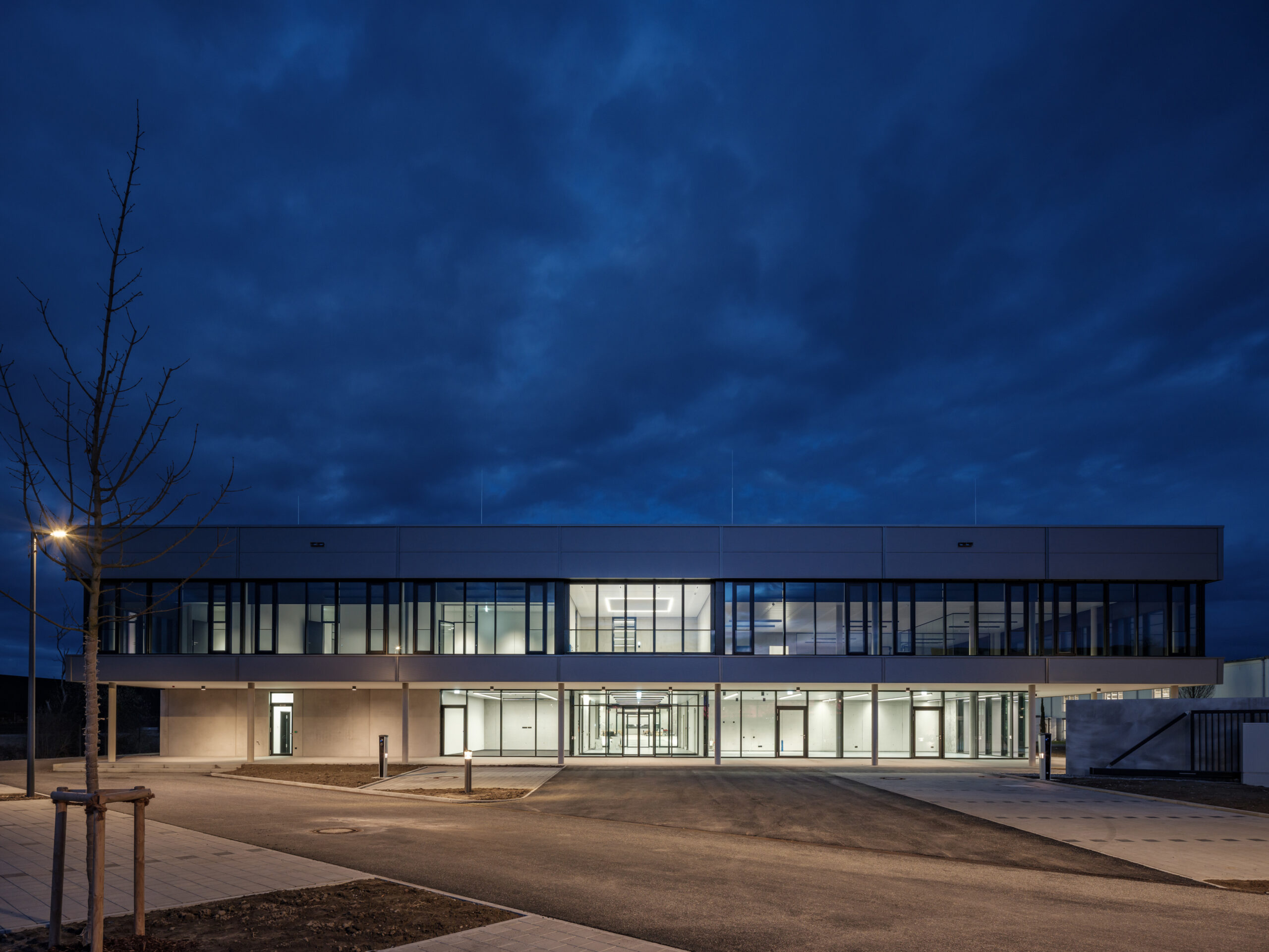 SMW Factory Airport Meckenbeuren – beleuchtete Außenansicht bei Nacht