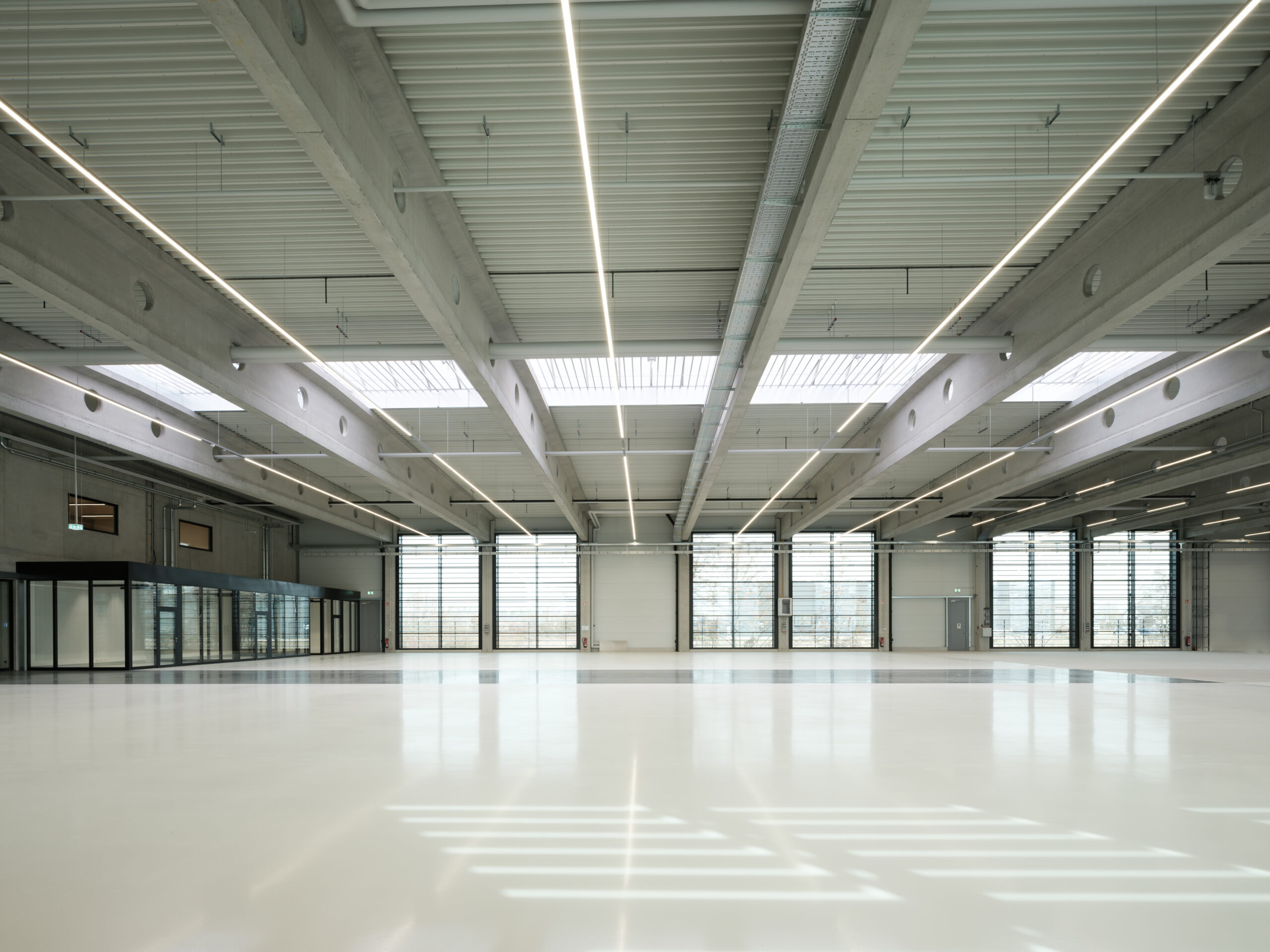 SMW Factory Airport Meckenbeuren – Innenansicht der Produktionshalle